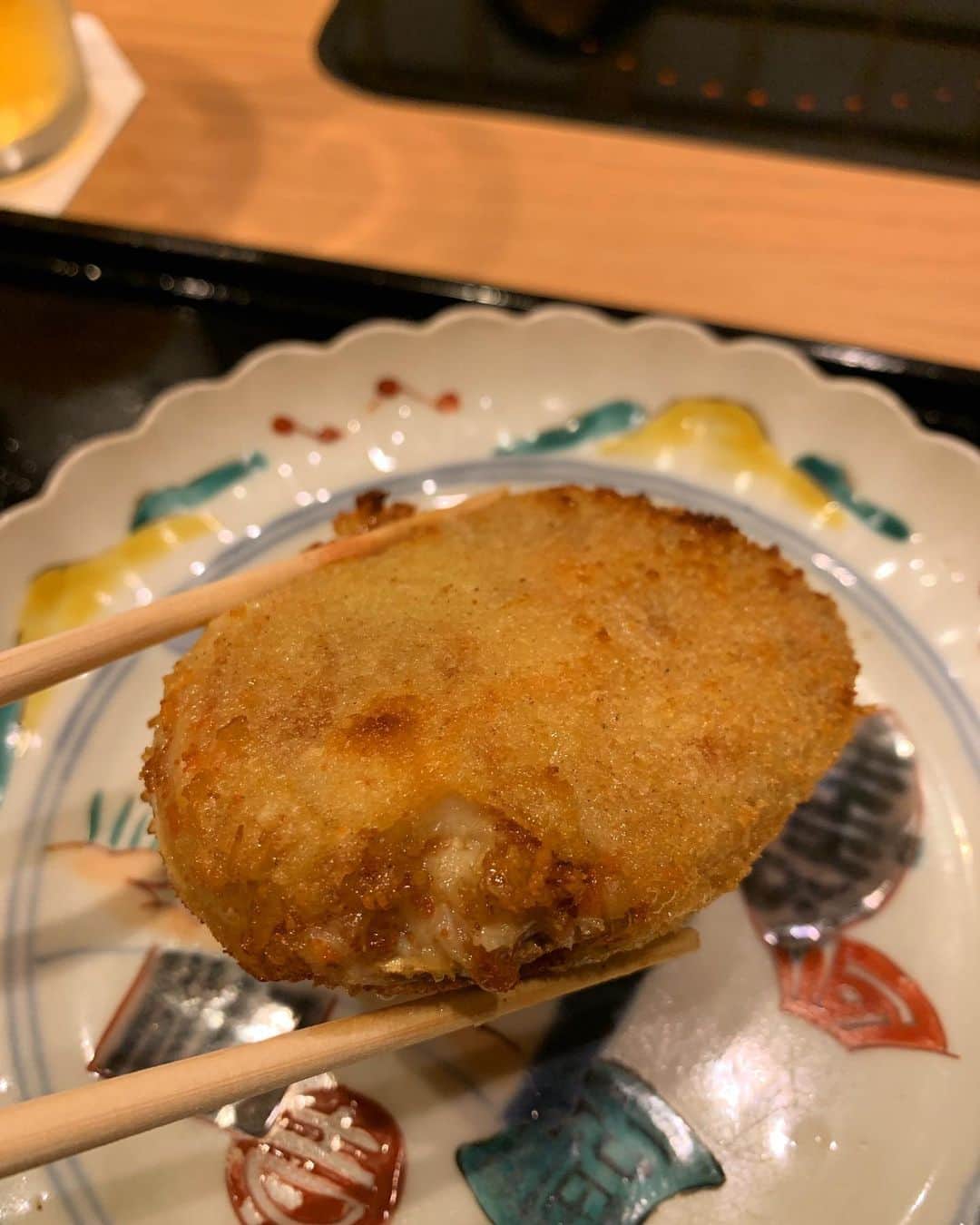 濱野りれさんのインスタグラム写真 - (濱野りれInstagram)「🦀 -— Kawasaki is the center of best crab in Tokyo. We are presented  taiza and oven baked kobako crab. I cannot feel the winter until I came here to eat crab. One cannot compare two cuz both are very delicious!! -— 蟹の季節の'かわさき'にお邪魔してきました☺️ ここにこないと冬が始まった気がしない😋香箱蟹も間人蟹も甲乙つけられないくらい大好き🦀❤️ -— #rirelog#Kawasaki#kaiseki#kaisekiryori#kaisekicuisine#washoku #japanesefood#japanesefoodlover#tokyoeats#tokyogourmet#tokyojapan#eatlover#roppongigourmet #かわさき#西麻布かわさき#和食#日本食#懐石料理#香箱蟹#間人蟹#蟹料理#西麻布グルメ#東京グルメ#蟹づくし」11月18日 21時15分 - riregram