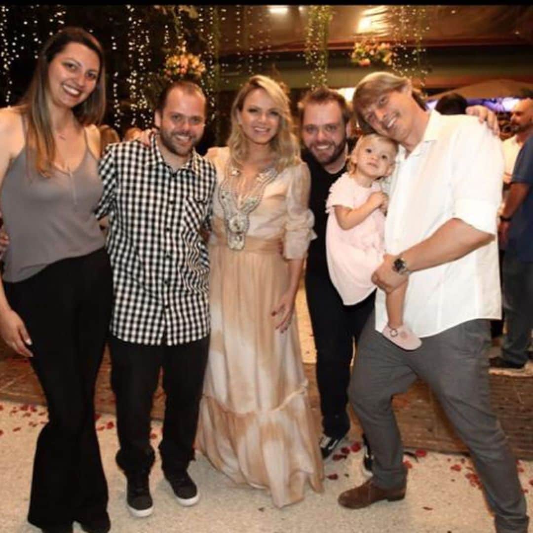 Eliana Michaelichin Bezerraのインスタグラム：「Meu aniversário é dia 22 de novembro mas para conseguirem fazer uma surpresa sem que eu suspeitasse de nada, (fico muito ligada em tudo...🙈), organizaram a festa bem antes e deu certo (kkkk). O clima foi cheio de boas energias. Amigos podem fazer mais, tá? Amei!!! 🥴Bora brindar a vidaaaa!!!!! Viva!!!!」