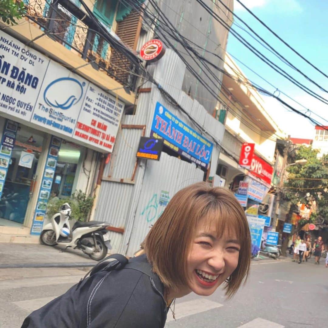 上野優華さんのインスタグラム写真 - (上野優華Instagram)「ベトナムから日本に帰ってきました！🇻🇳🇯🇵 今回はかなりのんびり出来たので写真が沢山…！ 徐々にインスタにアップしていくね！！！ この街中にある看板の色合いとか、人の雰囲気とか電線すらも萌えてしまう…。 写真集とか撮りたくない？笑  #🇻🇳 #ベトナム #Vietnam #街歩き #散歩 #ベトナム観光 #観光 #街並み #旅行 #ベトナム旅行 #ポートレート #portrait #ハノイ #Hanoi  #Cảmơn #Hànội #Đidạo #Tìnhyêu」11月18日 21時16分 - yuukaueno0205