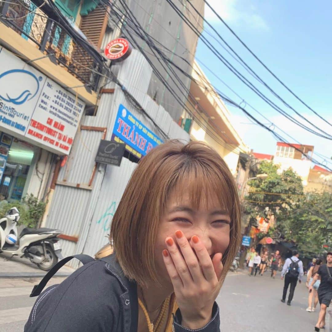 上野優華さんのインスタグラム写真 - (上野優華Instagram)「ベトナムから日本に帰ってきました！🇻🇳🇯🇵 今回はかなりのんびり出来たので写真が沢山…！ 徐々にインスタにアップしていくね！！！ この街中にある看板の色合いとか、人の雰囲気とか電線すらも萌えてしまう…。 写真集とか撮りたくない？笑  #🇻🇳 #ベトナム #Vietnam #街歩き #散歩 #ベトナム観光 #観光 #街並み #旅行 #ベトナム旅行 #ポートレート #portrait #ハノイ #Hanoi  #Cảmơn #Hànội #Đidạo #Tìnhyêu」11月18日 21時16分 - yuukaueno0205