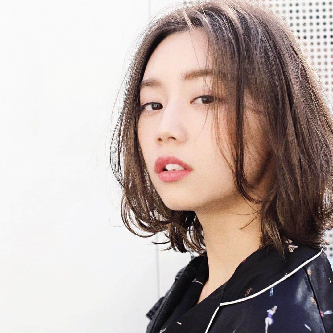 渡部幸也のインスタグラム：「今週も１週間、本当にありがとうございました✨ 年末にむけて、たくさんのご予約本当にありがとうございます🙇  最近は秋冬に向けて赤みのあるカラーも増えてますが、やっぱり赤みのないアッシュグレージュも人気が続いてます🤗 ハイトーンからダークトーンのアッシュまで、しっかり赤みを消させてもらいます🙆‍♂️ 本日は岡副さんも来店していただき、しっかり赤みをなくしたカラーにさせてもらいました👌 いつもありがとうございます🙏  それでは皆様からのご予約、お待ちしています🙇  よろしくお願いします🤗✂︎🤗 #ヘアスタイル #ヘア #髪型 #ヘアカタログ #ヘアセット #くせ毛風パーマ #透明感カラー #hair #恵比寿美容院 #代官山美容室 #代官山美容院 #美容学生 #中目黒美容師 #代官山美容師 #恵比寿美容師 #中目黒美容室 #中目黒美容院 #恵比寿美容室 #サロンモデル #中目黒ランチ #恵比寿ランチ #岡副麻希 #中目黒 #代官山 #恵比寿 #渋谷 #ar_magazine #murua #emoda #americanvintage」