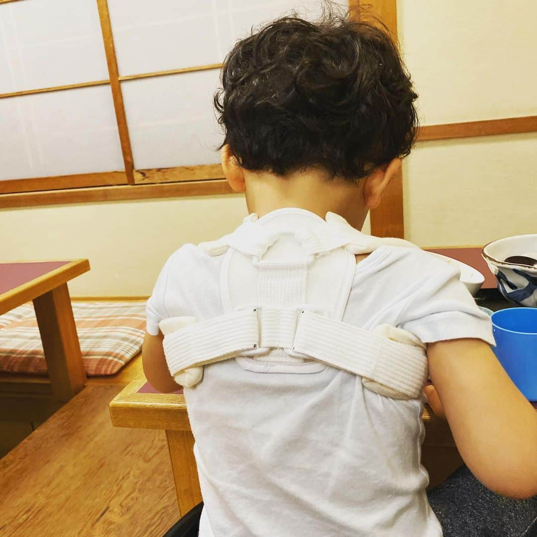 堀畑裕也さんのインスタグラム写真 - (堀畑裕也Instagram)「‪先日階段から落ちて鎖骨骨折💦‬ ‪1週間もたたないうちにバリバリ動かしてて子供の回復力にただただ驚き！‬ ‪今日は二人で整形外科へ行き、帰りに丸亀製麺へ！‬ ‪かけうどん1人前とサツマイモ天を完食してからまさかのおかわりコール😱‬ ‪#2歳8ヶ月‬ ‪#大食い‬ ‪#鎖骨骨折‬ ‪#驚異の回復力‬ ‪#食欲のおかげ‬」11月18日 21時18分 - yuyahorihata