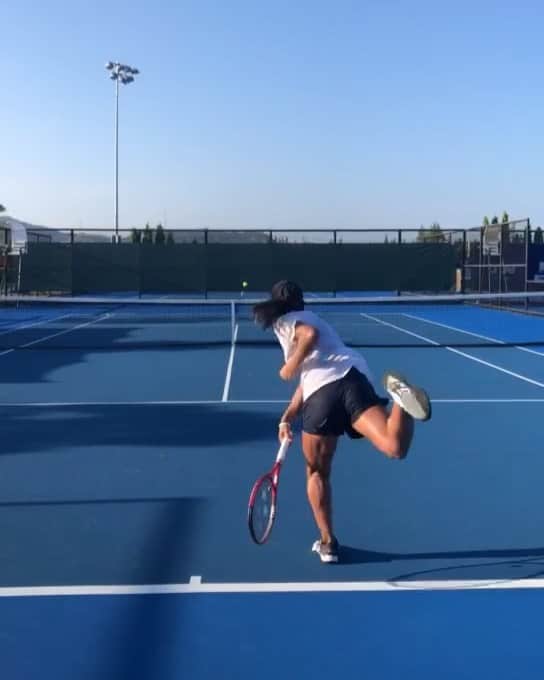のインスタグラム：「The grind🎾💦☀️🇹🇭 Off to #bangkok tomorrow💨 明日はやっと移動！午前練習して午後 #バンコク へ🎶 新しい所へ行けるの嬉しい^ ^ #汗だく な毎日 #真夏 ☀️ • • #テニス #トレーニング #アスリート #筋トレ #筋トレ女子 #スポーツ #tennis #sports #life #gym #training #fitness #fit #athlete #japanese #smile #tennisplayer #work #테니스 #연습 #훈련 #스포츠  #운동 #love」
