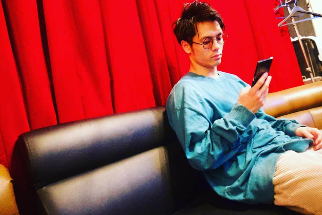 のインスタグラム：「本日11/18 RYOが誕生日を迎えました🎉 舞台やTV出演など、多方面で活躍する彼をまた1年よろしくお願いいたします！  メンバーは只今舞台の本番期間中です🔥 『ヒプノシスマイク-Division Rap Battle-』Rule the Stage -track.1- こちらも是非ともよろしくお願いいたします🙇‍♂️ #BeatBuddyBoi」