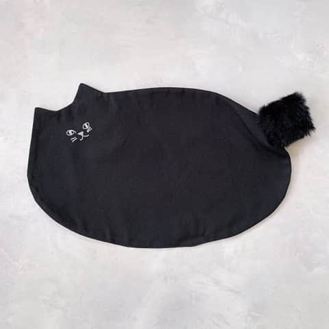 nocotoさんのインスタグラム写真 - (nocotoInstagram)「黒猫ランチョンの表情、かわええ…💕うちのコちゃんのフードマットにも使えるサイズ感＆帆布生地を使っているのでしっかりとした存在感です。モフモフしっぽは、にゃんこのチョイチョイポイントになりそうですね🎶  #cat #blackcat #catitem #黒猫 #ランチョンマット」11月18日 21時24分 - nocoto_store