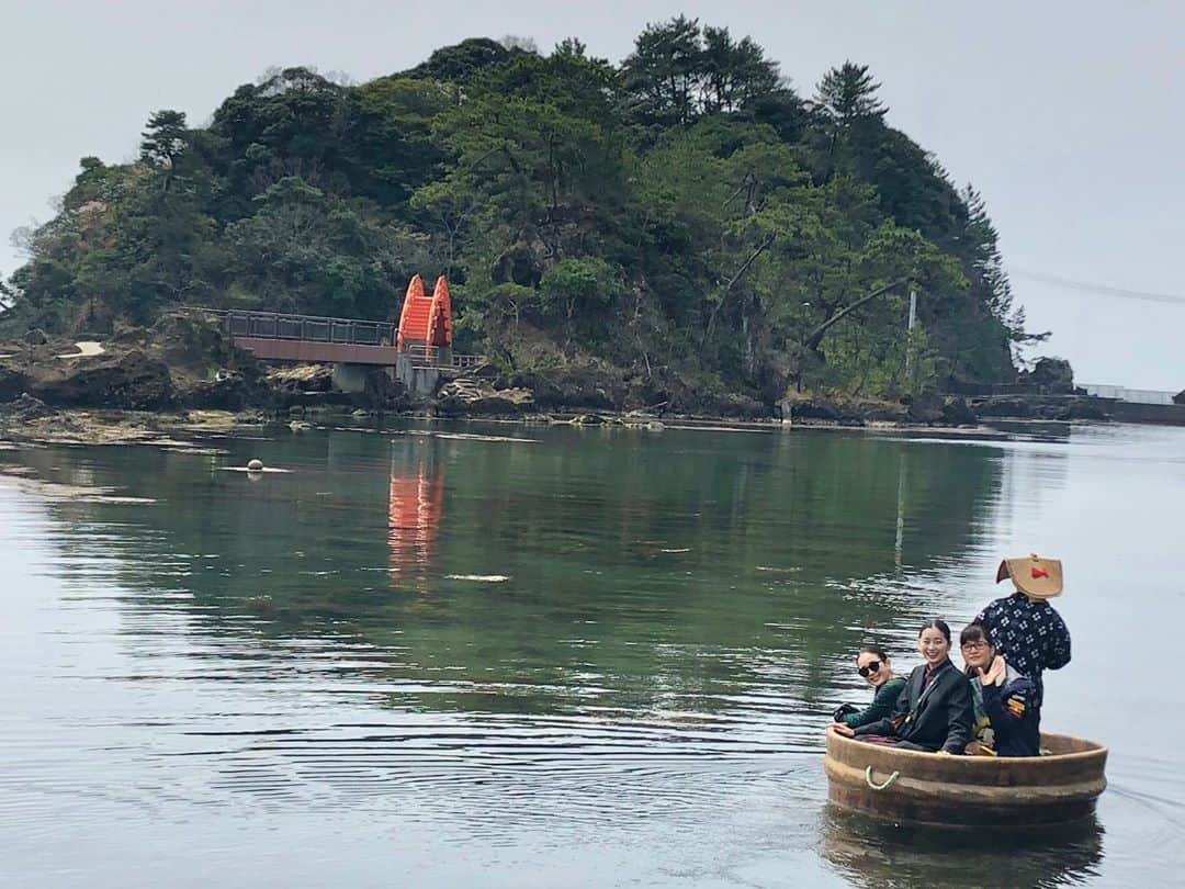 松永ちさとさんのインスタグラム写真 - (松永ちさとInstagram)「たらい舟のって鬼太鼓みたよ 夜の鬼太鼓は神秘的で素敵だった🥺 鬼と髪の毛長さくらべ🙋‍♀️♡♡ 👺佐渡ヶ島👹　 #佐渡ヶ島#鬼太鼓 #たらい舟#一寸法師 #長三郎#鮨#最高かよ #北沢浮遊選鉱場跡 #土産#お茶碗#無名焼 #めちゃ時差投稿 #memory#trip#2019 #holiday#のんびり旅 #chisatravel#松永ちさと」11月18日 21時24分 - chisato_matsunaga