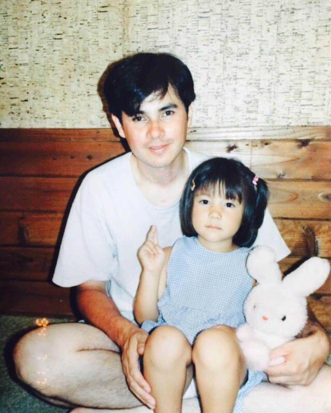 仲里依紗のインスタグラム：「今日はだいすきなパパの誕生日🎂❤️👨🏻 お祝いで北海道からカニ🦀を送りました❣️ 🦀食べてるパパの写真送られてきて パパ可愛いシリーズが増えた🥰❣️ うふふ☺️☺️☺️ 身体には気をつけてまた素敵な一年にしようね✨👍 おめでとう㊗️🎉」
