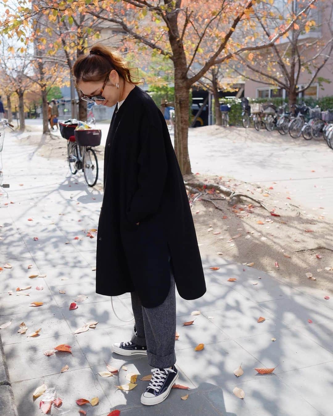 Keikooooooのインスタグラム：「シンプルコーデ🐼 形が可愛いシンプルなブラックコートを着ました◡̈♥︎ 意外とシンプルなブラックコートって持ってなかったから、お洒落なの欲しかった✨長く使えそう♫ 横のスリットが可愛い♥️ . outer @trefleplus  #trefleplusone #トレフルプラスワン pants @stunninglure #stunninglure bag @ohgaofficial #ohga」