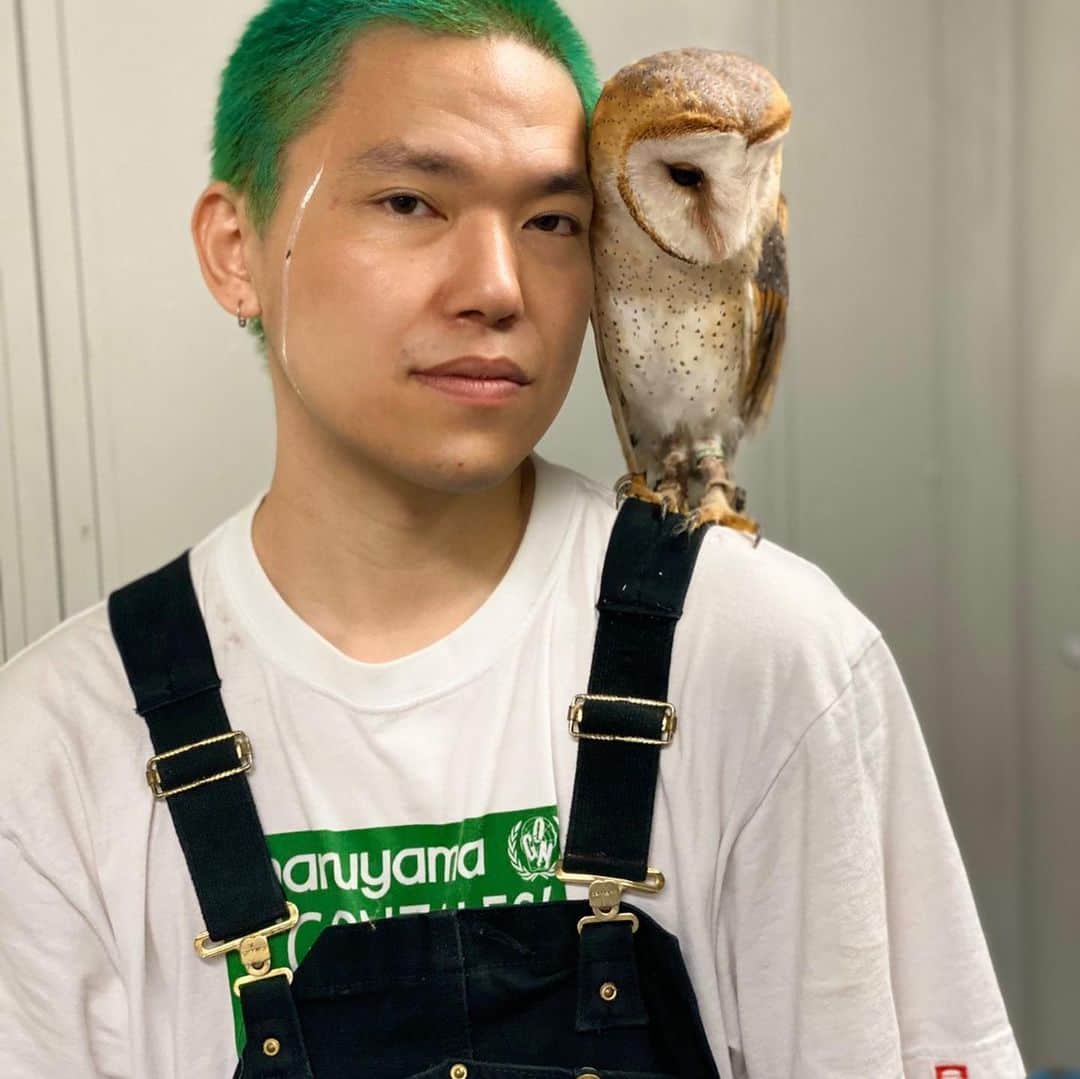 相馬トランジスタのインスタグラム：「大好きなフクロウに糞をかけられた時の一枚🦉💚 #糞かけられててもかわいい #どんな状況でもドヤ顔すれば様になる説 #昔体育祭の開会式で400人くらいが校庭に集まった時も、僕だけカラスに糞を落とされました。」