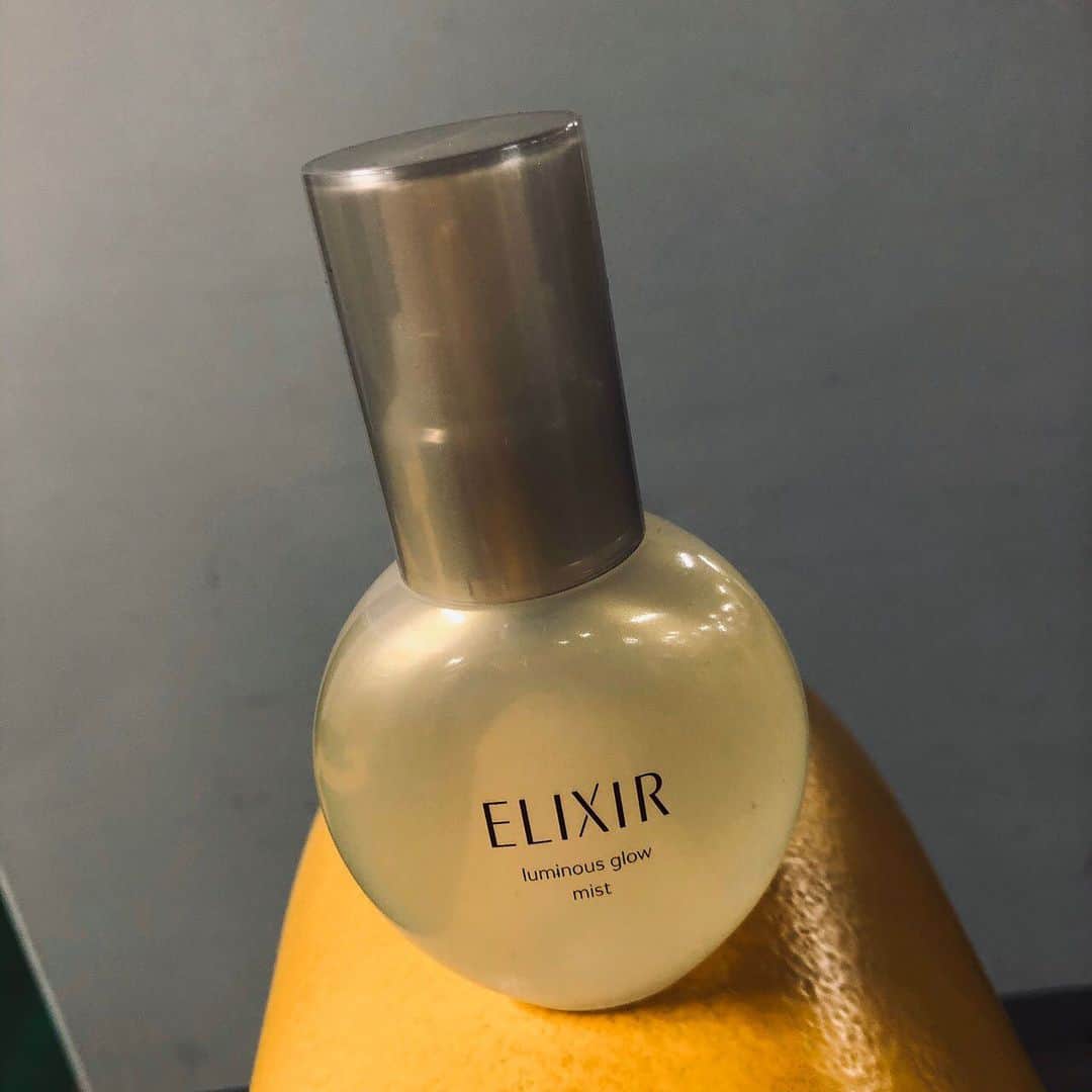 のインスタグラム：「11月21日発売のエリクシール シュペリエル  つや玉ミストを使ってみたよ。つや玉ミストはメイクの上から素肌に届いて、うるおいとハリを与えてくれるてスキンケアもできちゃから忙しい時間一瞬にして　つや玉肌に。　潤いを感じたい時、乾燥がきになる時 持ち運びも便利なサイズなので　いつでもどこでも使えちゃうのも魅力的。 細かい霧状なので　すうーっとなんじで気持ちよ〜い。  #エリクシール #つや玉ミスト #つや玉 #ELIXIR_PR #美容液ミスト」