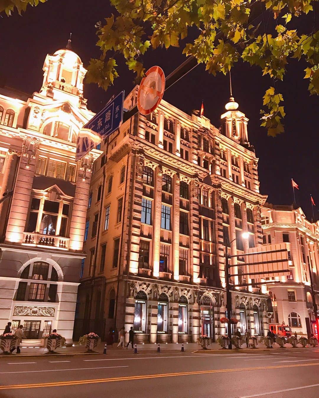 DJ MIYAさんのインスタグラム写真 - (DJ MIYAInstagram)「こんばんは❤️上海の旅の写真でーす⭐︎⭐️⭐︎ . ヨーロピアンなビルは、上海がフランスに占領されていたときの建造物❤️いまは、中国の銀行の数々が入っていて、イルミネーションが素晴らしいのー！❤️ . . このareaが、外滩waitanでーす❤️ ライトアップ、ほんとに綺麗でした💗 .  #上海景點  #上海金茂君悦大酒店　#上海ホテル　#上海旅行　#上海 #上海観光　#ジンマオタワー　#旅好き　#上海女子旅 #旅インスタグラマー　#インスタグラマー　#中国旅行 #金茂大厦 #トラベラー　#一人旅　#今日のコーデ #ファッショニスタ　#旅ブロガー　#ブロガー　#浦東 #旅行大好き #アジア旅行 #上海外灘  #マイトリップmiya #旅好き女子 #タビジョ #一人旅女子 #トリップアドバイザー」11月18日 21時37分 - dj_miya