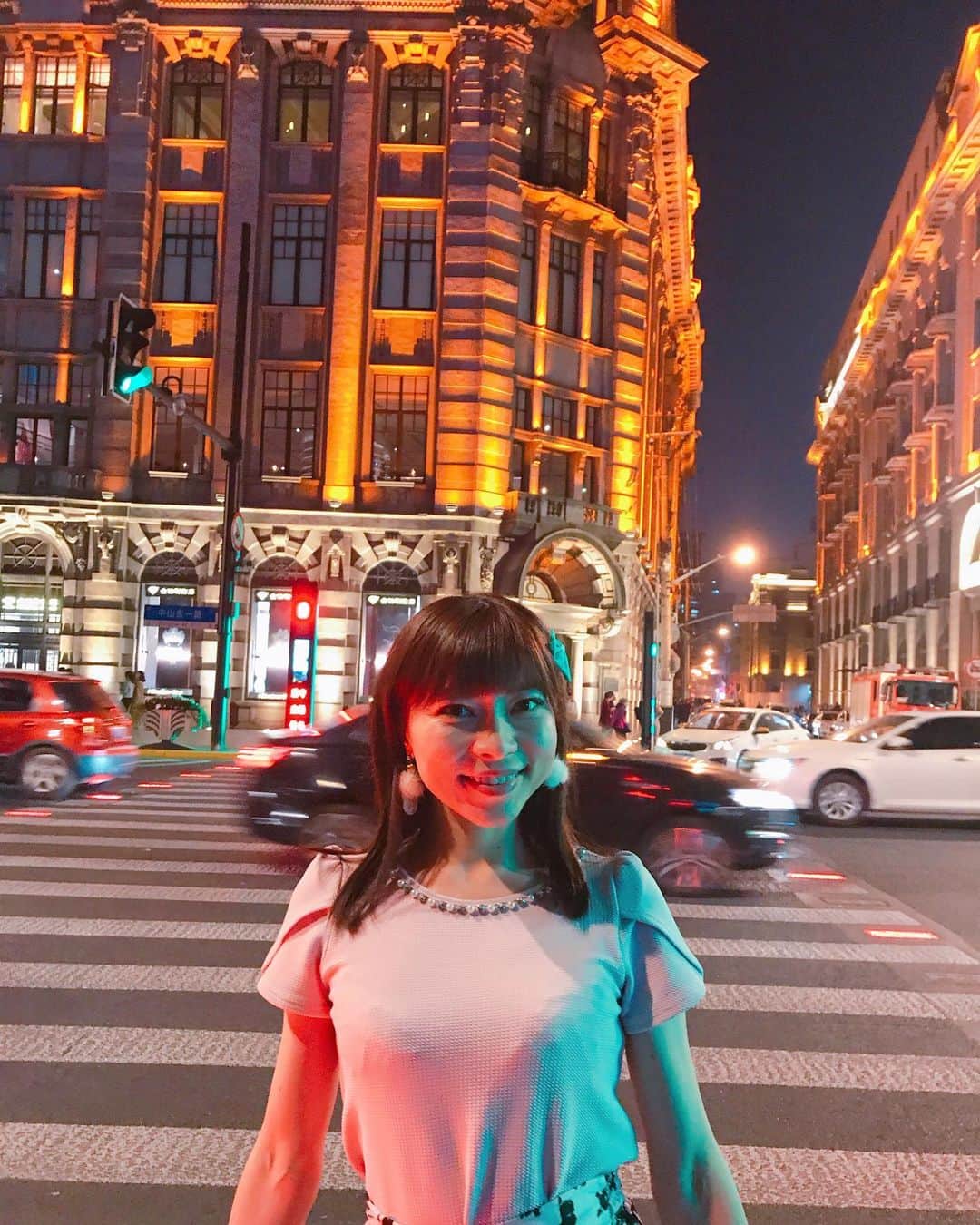 のインスタグラム：「こんばんは❤️上海の旅の写真でーす⭐︎⭐️⭐︎ . ヨーロピアンなビルは、上海がフランスに占領されていたときの建造物❤️いまは、中国の銀行の数々が入っていて、イルミネーションが素晴らしいのー！❤️ . . このareaが、外滩waitanでーす❤️ ライトアップ、ほんとに綺麗でした💗 .  #上海景點  #上海金茂君悦大酒店　#上海ホテル　#上海旅行　#上海 #上海観光　#ジンマオタワー　#旅好き　#上海女子旅 #旅インスタグラマー　#インスタグラマー　#中国旅行 #金茂大厦 #トラベラー　#一人旅　#今日のコーデ #ファッショニスタ　#旅ブロガー　#ブロガー　#浦東 #旅行大好き #アジア旅行 #上海外灘  #マイトリップmiya #旅好き女子 #タビジョ #一人旅女子 #トリップアドバイザー」