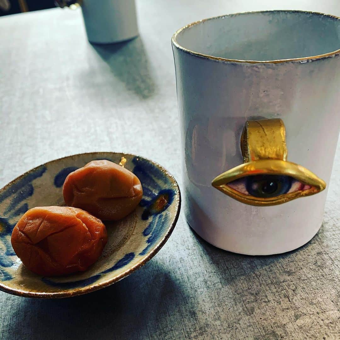 SATOKOさんのインスタグラム写真 - (SATOKOInstagram)「親友宅で出してもらったお茶。 なんてゆーかツッコミたいけど方法がわからないくらいすごい切り口。笑笑 #センスのかたまりかよ」11月18日 21時40分 - fc_satoko