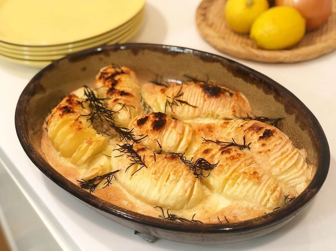 のインスタグラム：「チーズたっぷりのハッセルバッグポテトを作ったのですが、焼き過ぎて、ローズマリーが真っ黒に…泣。 胡瓜の蛇腹切りの要領でポテトを3mmぐらいにスライスして、間にチーズを入れるとアコーディオンのように広がります。ハムやベーコンを入れても美味しそう。 #ハッセルバッグポテト」