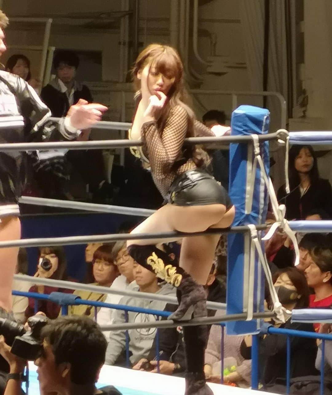 阿部未歩さんのインスタグラム写真 - (阿部未歩Instagram)「新日本プロレス@njpw1972  WORLD TAG LEAGUE 2019 後楽園ホールday.2 #njpw #njwtl  ＺＴ２連勝✌️✨ ありがとうございましたっ😘❤️ 視線の先はもちろん...💋💓 （続きはworldで）」11月18日 21時40分 - abemiho0110