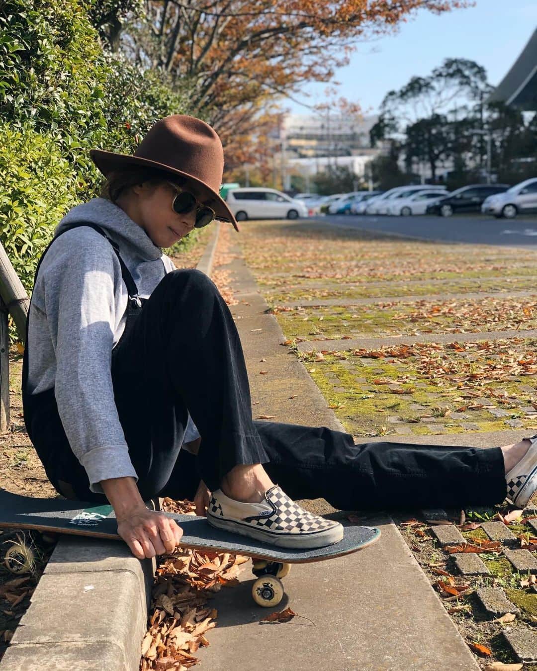 のインスタグラム：「@cityshop で即決したオーバーオールを着て出掛けた  黒いコーデュロイで程良く細身 茶系ばかり持っていて黒を探していたから嬉しいな  今日は土曜の参観日の代休で久々にのんびり過ごせた 束の間だけど少しゆっくりしてビッグイベントに備えなきゃ  #swellvtg #cityshop #wranglerjeans #vans」