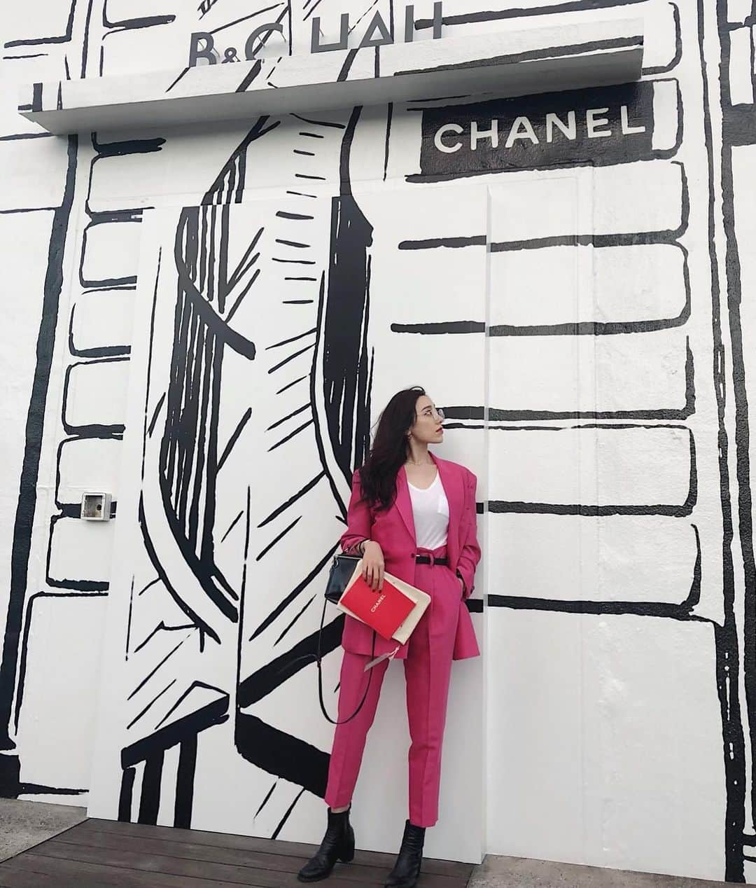 留奥麻依子さんのインスタグラム写真 - (留奥麻依子Instagram)「#CHANEL -MADEMOISELLE PRIVE TOKYO- やっと行けた🥺✨ CHANELに勤めて36年になるパリの職人さんに丁寧に教えてもらいながらN°5のボードリュシャージュ(密封作業)も体験してきました🔏 #mademoiselleprive」11月18日 21時41分 - _emu0205_