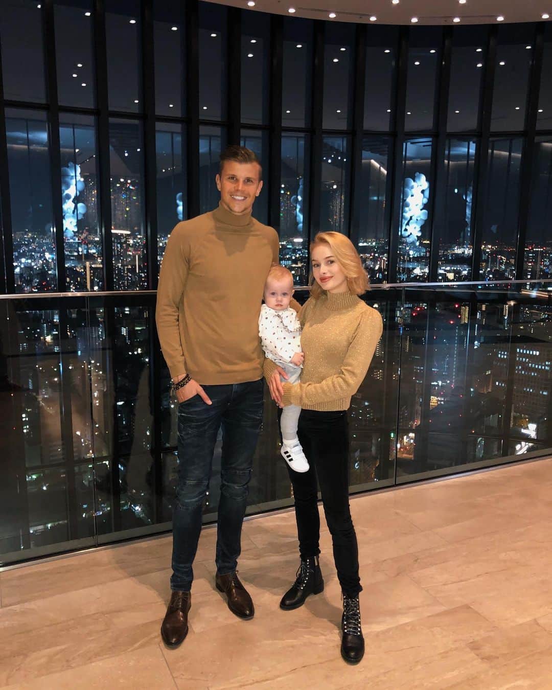 ミチェル・ランゲラクのインスタグラム：「Happy 30th birthday to my beautiful wife!!! @riri_langerak 🎂 🎁 💝 🎉🎊🛍🎈」