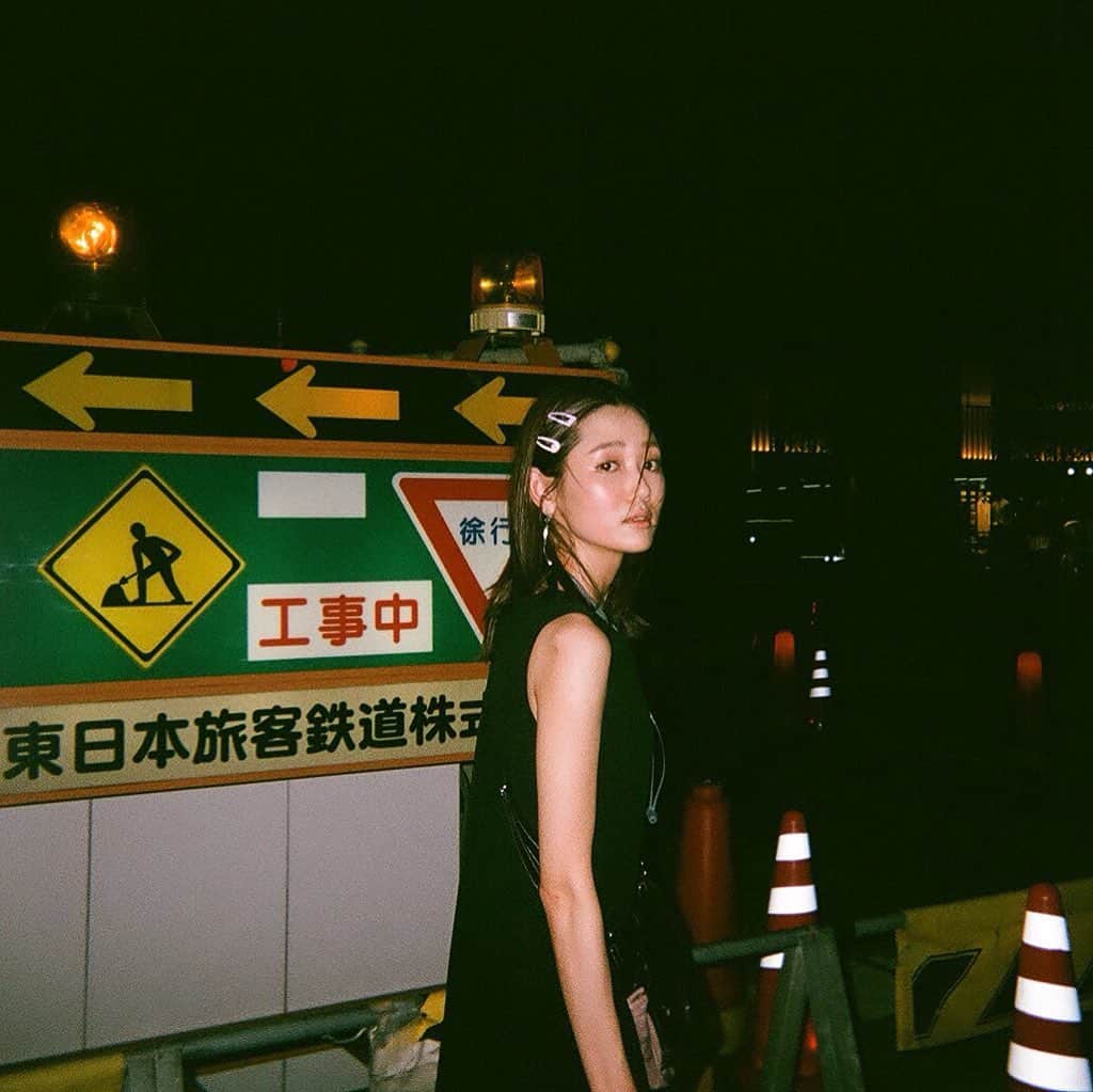 小林ようのインスタグラム：「#夏の思い出 写ルンですの写りが好き。 . #写ルンです #フィルム写真 #東京 #夜散歩 #小林よう #filmphotography #filmfoto #tokyo #nightwalk #goodnight」