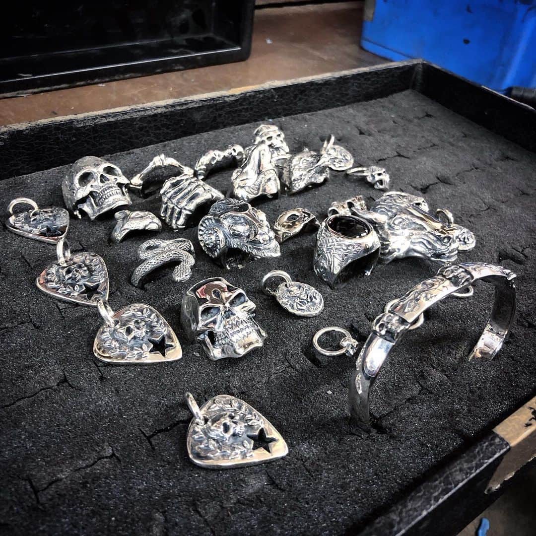 のインスタグラム：「Over 1200 designs to chose from, most of which are sized and ready to go in-store within an hour 💀 also available online 🕺 #christmas #chrostmasshopping #shopping #online #skulls #skulljewellery #animaljewellery #stone #gemstones #healingstones #crystals #gothic #gothicjewellery #heavymetal #gold #silver」