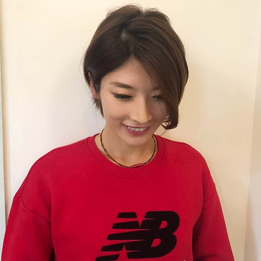 西谷綾子のインスタグラム：「✴︎ #ショートボブ ☺️🎶 @regilo_omotesando  @takada_koh いつもお任せ♡ こんな感じでって、簡単に伝えたら毎回大満足っ😍👌 ・ つくばマラソン1週間前 17(日)8km(4:08/km)+1km(3:47) ・ 移動中・家にいる時・睡眠中(靴下は履かない) 足首を冷やさないように🐾 ファイテンRUKUWAバンドメタックス オススメだょ👍👍 @phiten_official  足首に巻くと脚のむくみや疲れ軽減☺️ 軽く感じる〜♪ 手首も🙆 ・ @new_balance_japan  #トレーナー #裏起毛 #デザイン可愛い #暖かい ☺︎♪」