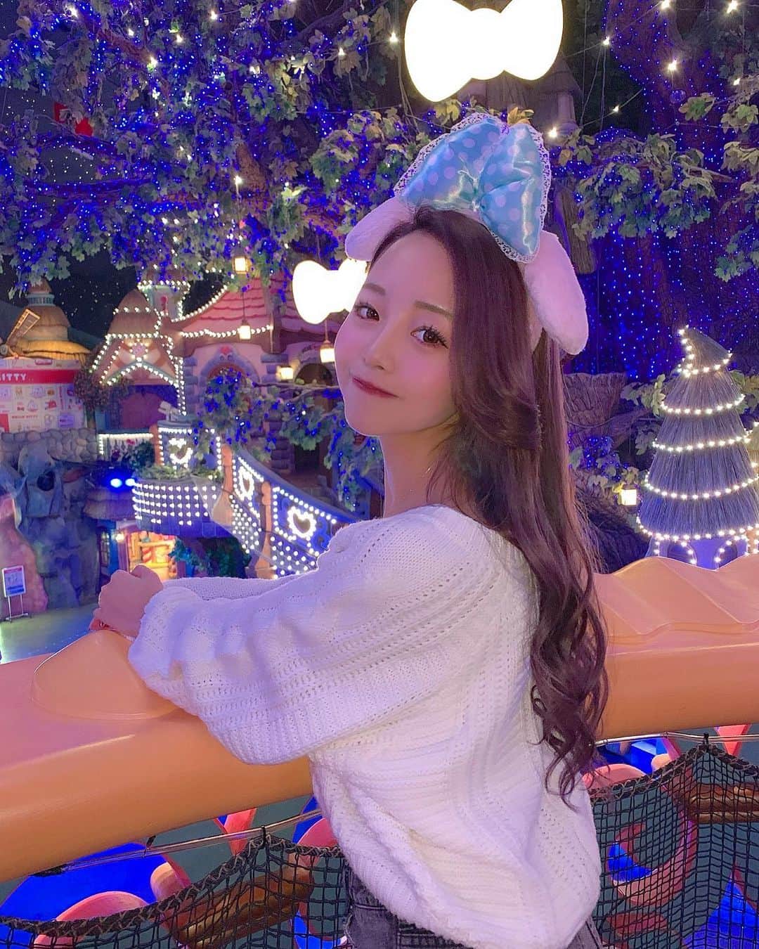 のインスタグラム：「もうイルミネーションの季節なんだなぁ…なんかイルミネーション行きたいけど、みても寒くて5分で満足しちゃう笑 あったかい場所のイルミネーションってないのかな？笑🤣 . . これでピューロ投稿おわり😂！！ ぴゅーろのキラキラかわいかった＾＾ . .  #ピューロ　#ピューロランド #サンリオピューロランド #サンリオ　#ootd」