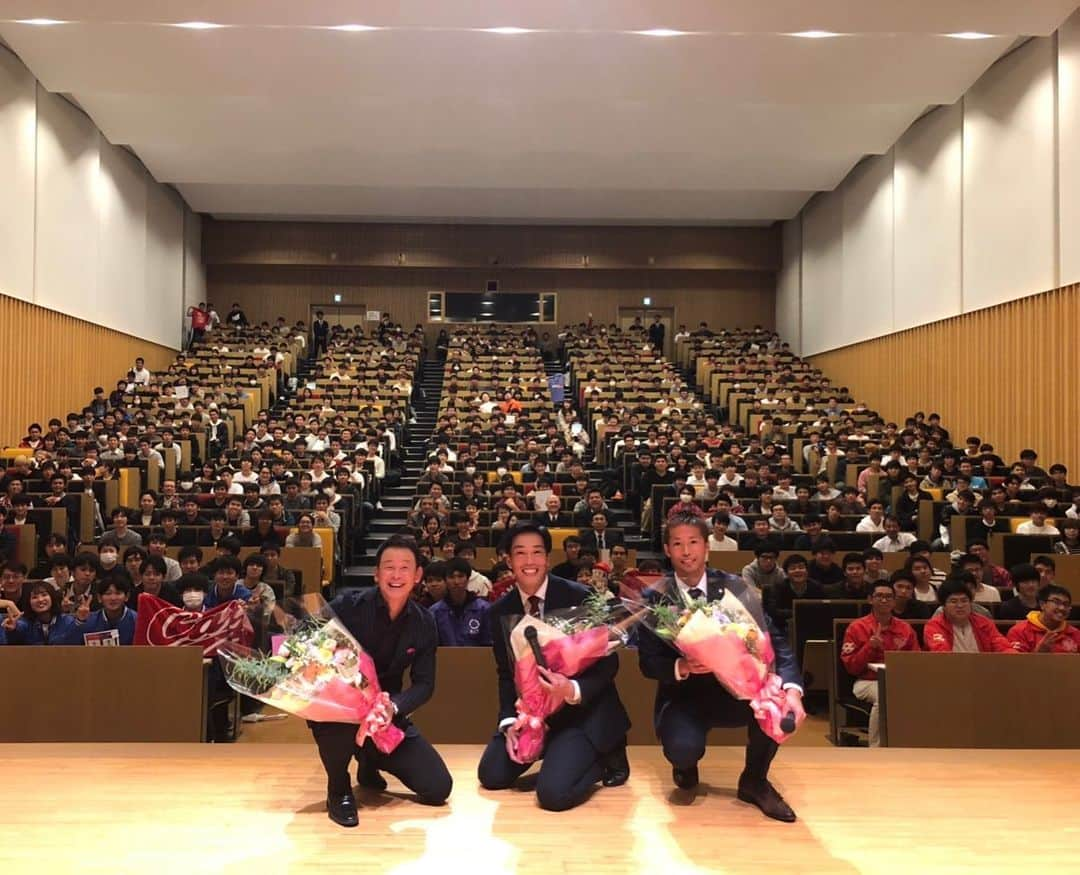 天谷宗一郎さんのインスタグラム写真 - (天谷宗一郎Instagram)「広島工業大学で横山雄二さんと森崎浩司さんとスポーツ講演会をやらせて頂きました。  横山さんの流石の名司会っぷり、森崎さんのわかりやすい話に圧倒されて、2人について行くのが精一杯でしたが学生の皆さんのこれからに少しでも役に立てたら本望です。  広島工業大学の皆さんありがとうございました！！ #広島工業大学 #スポーツ講演会 #横山雄二 アナウンサー #勉強になりました #森崎浩司 #まさかのいじりキャラ #天谷宗一郎」11月18日 21時52分 - soichiroamaya