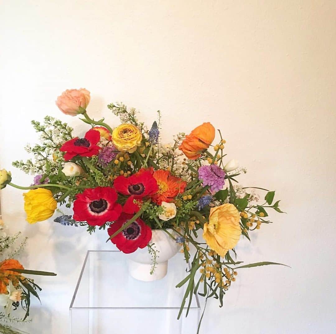 RIKAPEPEのインスタグラム：「来年こそはお花やりたいな🌹ライブ前で忙しい毎日。そんな時こそ、現実逃避しちゃう、笑。仕事に戻ります😂  #お花のある暮らし  #お花好きな人と繋がりたい  #お花習いたい #flowerarrangement」