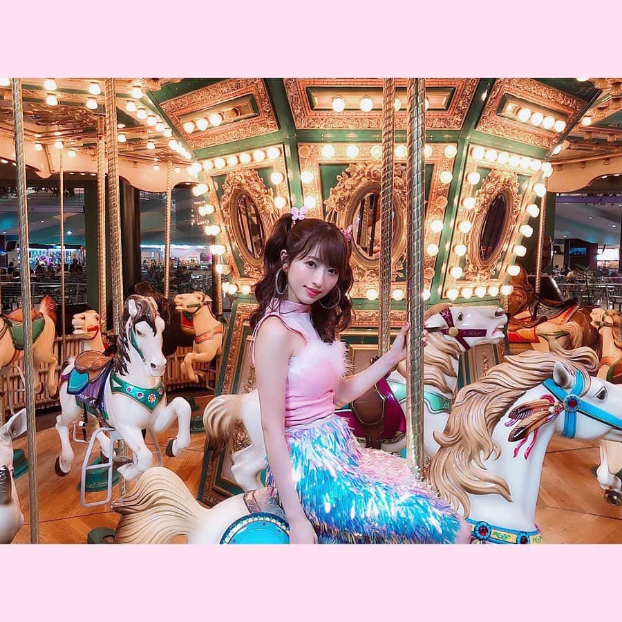 小桃音まいのインスタグラム：「. 写真集のオフショット🐾. . メリーゴーランドのシーン🎠. . 幻想的なイメージ？だったので. 可愛いお洋服とメイクでした💄. . スカートにも顔にも耳にも. ラメがいっぱいでキラキラ✳︎. . 普段の自分では絶対に出来ないから. メイクさんもスタイリストさんも凄すぎる、、！. . 可愛くしてもらえて幸せでした. . . #写真集 #オフショット #小桃音まい #写真好きな人と繋がりたい #グアム #メリーゴーランド #merrygoround #遊園地 #guam #instaguam #kawaii #幻想的 #pink #ヘアメイク #japanesegirl #instagood #instalike #instafashion #ootd #photography #portrait #portraitphotography #model #followforfollowback #follow4followback #ハーフツイン #ラメ #馬 #撮影 #bonita」
