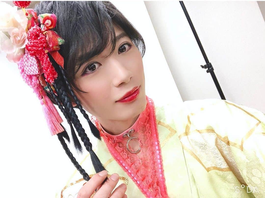 のインスタグラム：「#男おいらん . #ビジュアル撮影 とっても可愛らしくしてもらいました！ . 12/6〜12/9@六行会ホール http://confetti-web.com/oiran19 ご予約の際は応援してる役者で「飛田一樹」を選んでから予約お願いします☺︎」