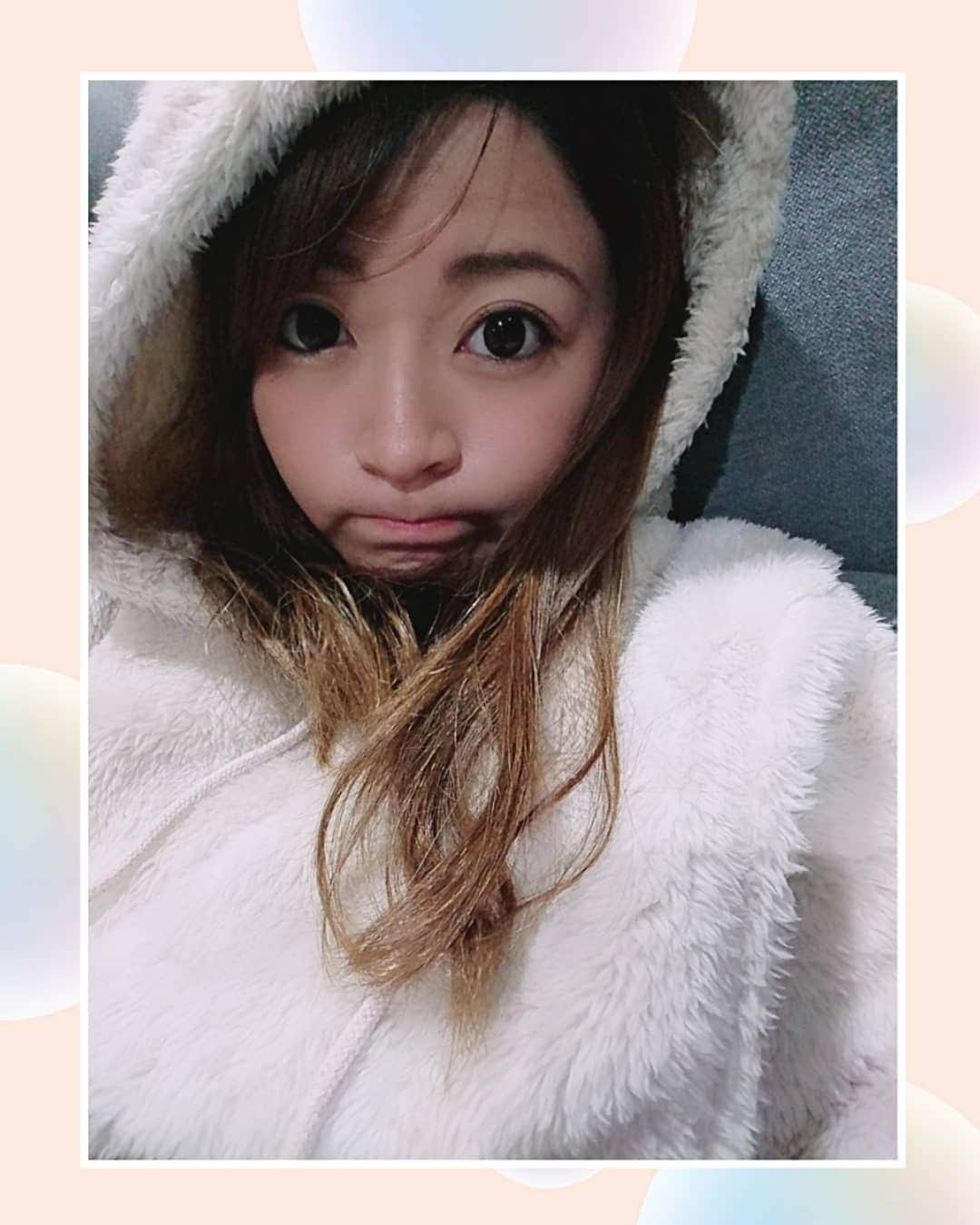 阪本麻美さんのインスタグラム写真 - (阪本麻美Instagram)「寒い～お家も寒い～(>_<) この時期からモコモコ着ちゃったら、真冬はどうしたらいいの(;_;)/~~~ 今日、赤ちゃんが産まれた夢を 見た!! そこに、めちゃめちゃ喜んで可愛がってる父がいた♪  久々に父が夢にでてきた！  きっと誰よりも楽しみにしてくれてるんやろな。  幸せな夢やったな。  #寒い #お家も寒い #この時期から  #モコモコアウター  #真冬はどうしたらいいの  #赤ちゃん  #赤ちゃん産まれた夢 #めちゃめちゃ喜んで  #めちゃめちゃ可愛がってる #父がいた  #夢に父 #大好きな父  #パパっ子 #幸せな夢 #夢で会えて嬉しい」11月18日 21時58分 - mamichin0906