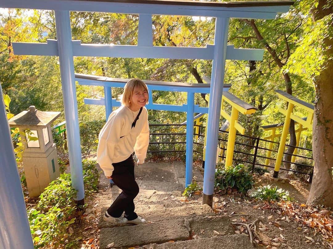橋本江莉果さんのインスタグラム写真 - (橋本江莉果Instagram)「週末 #温泉旅行 👫♨️🚙🍁 ちょっと前に予約していて、お互いギリギリまでどこへ行くか、すっかり忘れちゃってたゆるい2人(特に予約した彼👦🏻)なんですがw、場所が栃木だったので、「紅葉見れるじゃん❣️」 ってことで、温泉帰りに #織姫神社 というとこに行ってみました☺️⛩ 着いたら200段以上の階段を登る系で、一瞬絶望しましたがw、休み休み登って、お参りしたり、おみくじ引いたり、メインの'もみじ谷'に行ったら、残念ながらもみじは散っていたりw、でもトトロみたいな獣道的なところを歩いて探検気分でワクワクしたり、七色の鳥居にテンション上がりながら、たくさん歩いて、自然をいっぱい感じられて、きもちよかったです🥳🌿 初めて彼の運転でドライブしながら行ったのも新鮮だったし、泊まったホテルもツッコミどころ満載だったけど←🤪、トータル良い思い出でたのしかったぁ〜💑 ほんとに男女問わず、どこへ行くかじゃなく、誰と行くかだなぁとつくづくだし、そんな相手と出会えて、ほんと良かったとつくづくしみじみ👏🏼😂💕 日々ありがとうのきもち😚💘 そしてアウター要らないくらい温かった @akte_official のボリュームスウェットと何回履いても洗っても形が崩れない美脚ニュアンスパンツのピンタックジャージーパンツは、やはりネ申🙏🏼💫 どちらもイロチ買いするほど、オススメです🙆🏼‍♀️💯🌟 #happyholidays」11月18日 21時59分 - erica_hashimoto