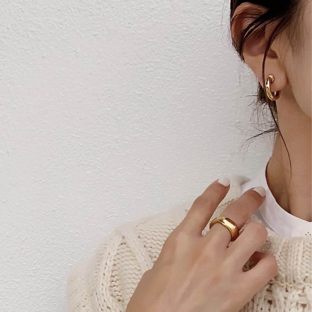 Mie Kawanoのインスタグラム：「お気に入りのringとearring𓂃𓂂 ____________________________________________ #ring #earring #coordinate #mamacode #todayful #リング」