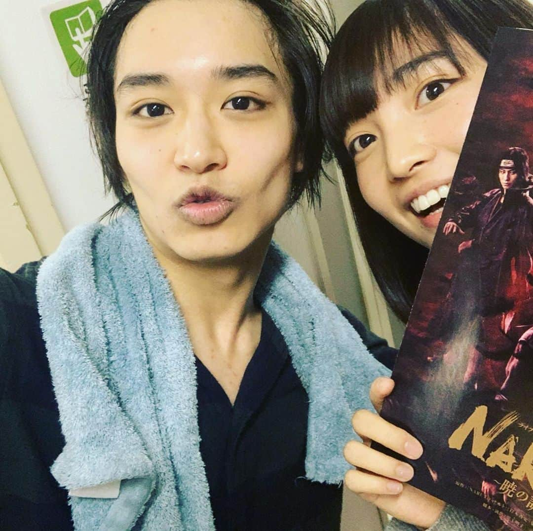 松岡広大さんのインスタグラム写真 - (松岡広大Instagram)「昨日、 松本妃代ちゃん @kiyomatsumoto  来てくれました〜！！ 委員長〜。 終始、「綺麗かった、、」 って言ってました。笑 来てくれてありがとう〜！ 嬉しかった^^ #いなくなれ群青 #水谷 #佐々岡」11月18日 22時03分 - koudai_matsuoka.official