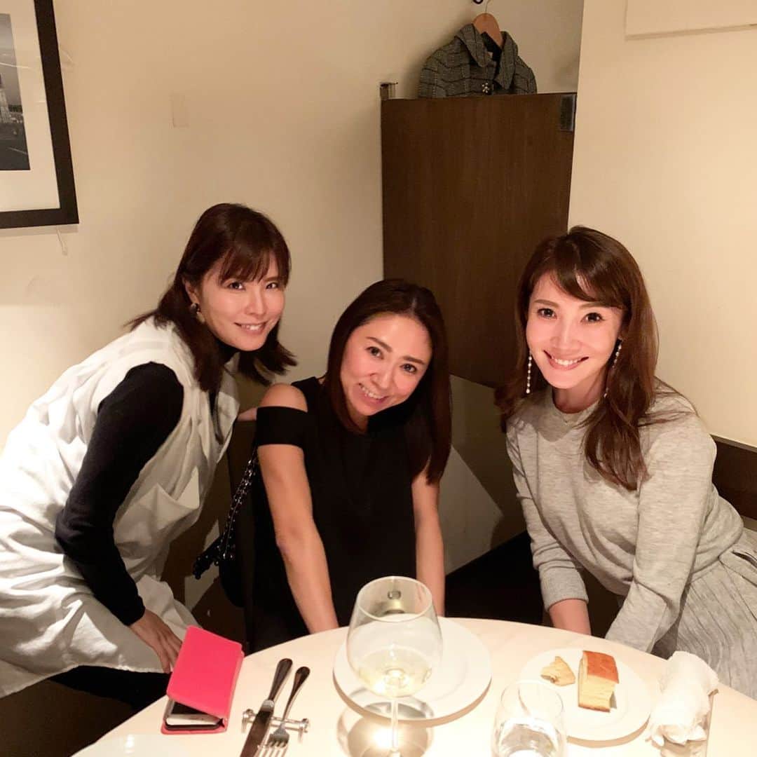 のインスタグラム：「・ ・ 楽しすぎた女子会🥂 同い年の @akane_watanabe  @mami_tasu_913  と♡♡ ・ ハッピーキャラのふたり。 こんな風に一緒に楽しく年を重ねられるなら 40代も悪くないよね♡って最近感じる˚⁎⁺˳✧༚ ・ そしてそんな風に思わせてくれる同い年の彼女たち♡ ・ 楽しすぎたし 『Aponte』のお料理がどれも本当に美味しくて お店の雰囲気もとってもよくて… また必ず伺おうとすでに心に決めてます😋 ・ 雲丹の茶碗蒸しとレモンクリームパスタ🍋 思い出しただけで🤤♡♡ ・ ・ #ebisu #aponte #dinner #friends #女子会 #恵比寿 #恵比寿グルメ #アポンテ #アポンテ恵比寿 #同い年」