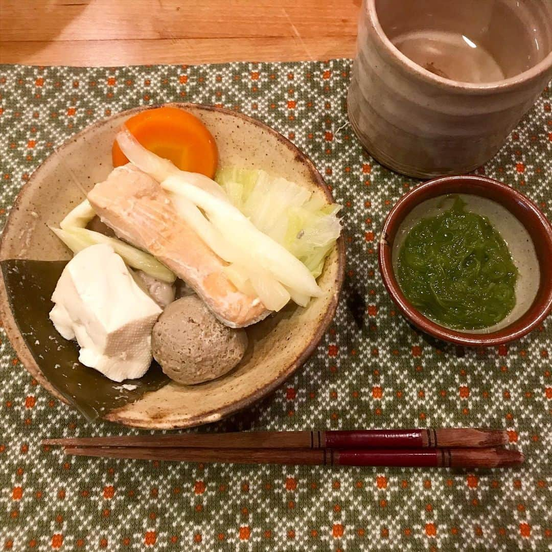 井上咲楽さんのインスタグラム写真 - (井上咲楽Instagram)「. 益子の実家ごはんです🍚ヘルシーにして！と言ったら、野菜と鮭の鍋にしてくれました。 . 鍋の手前にあるのは　#酒粕　をトースターで焼いたものです！わたしとお母さんのお気に入り . #益子 #益子町 #益子焼 #益子陶器市　でゲットした器」11月18日 22時13分 - bling2sakura