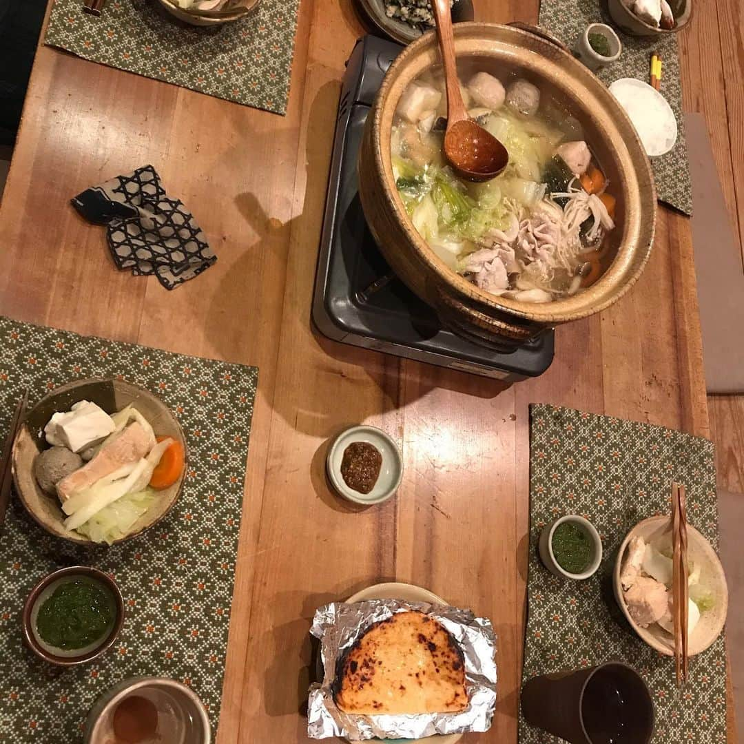 井上咲楽さんのインスタグラム写真 - (井上咲楽Instagram)「. 益子の実家ごはんです🍚ヘルシーにして！と言ったら、野菜と鮭の鍋にしてくれました。 . 鍋の手前にあるのは　#酒粕　をトースターで焼いたものです！わたしとお母さんのお気に入り . #益子 #益子町 #益子焼 #益子陶器市　でゲットした器」11月18日 22時13分 - bling2sakura