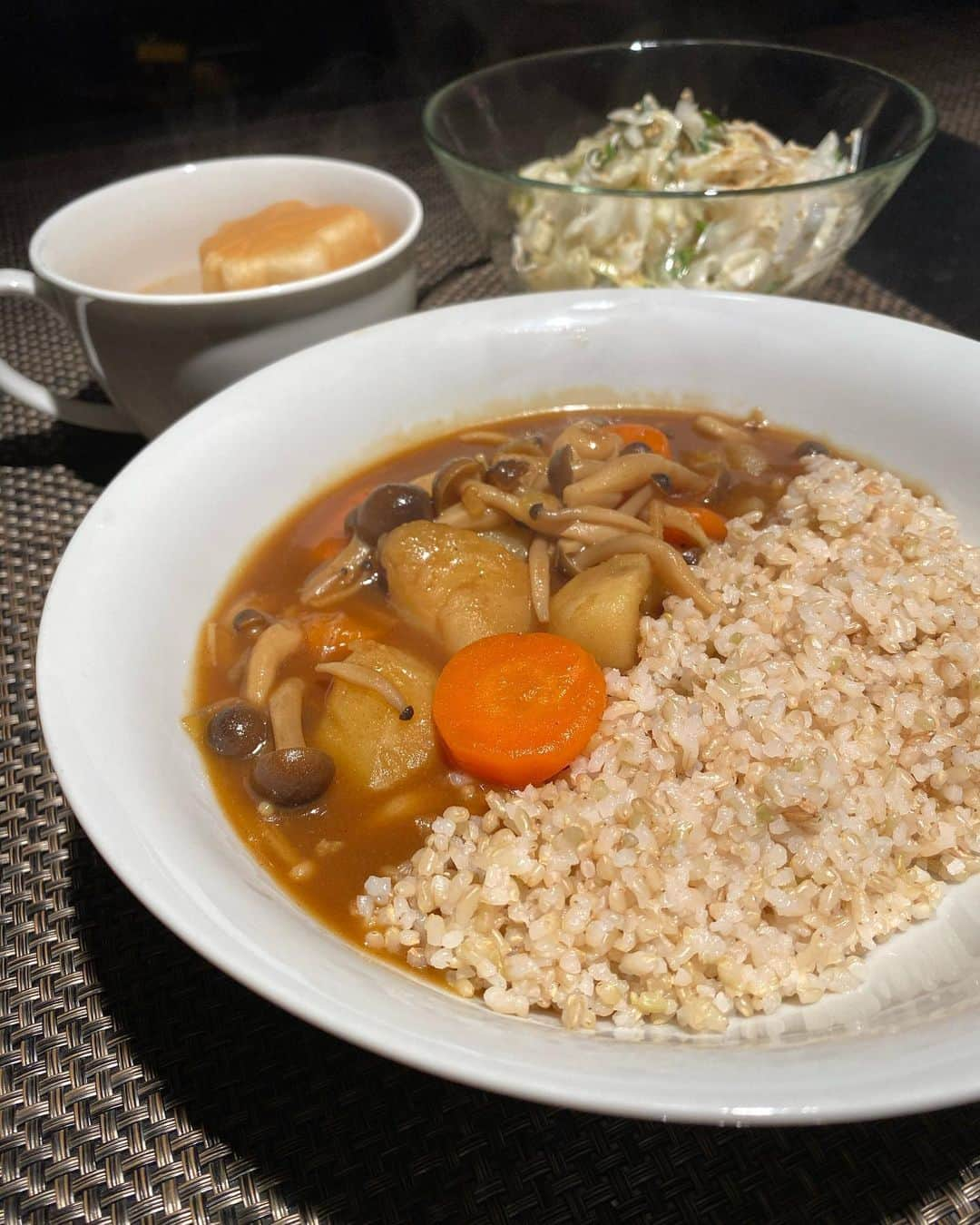 中倉隆道さんのインスタグラム写真 - (中倉隆道Instagram)「. マンデーカレー😋 今夜は『お家カレー』♬🍛 . じゃがいも、人参、玉ねぎ、しめじ♬ オーソドックスなお家カレー！ . . 母の味には近づけないけど 今夜もウマウマにできた♬😋💕 . . 今夜も恵みに感謝🙏 おいしゅーございました😊 . . #月曜カレー #マンデーカレー #カレー #カレーライス #お家カレー #晩御飯 #ベジめし #夜ご飯 #オウチゴハン  #男ノ料理 #dinner #vegetables #時短レシピ #ダイエット #diet #ダイエットメニュー #オトコノキッチン #料理愛好家 #フリーアナウンサー #柿ピー研究家 #中倉隆道 #玄米 #玄米ダイエット」11月18日 22時13分 - ryudo.tokyo