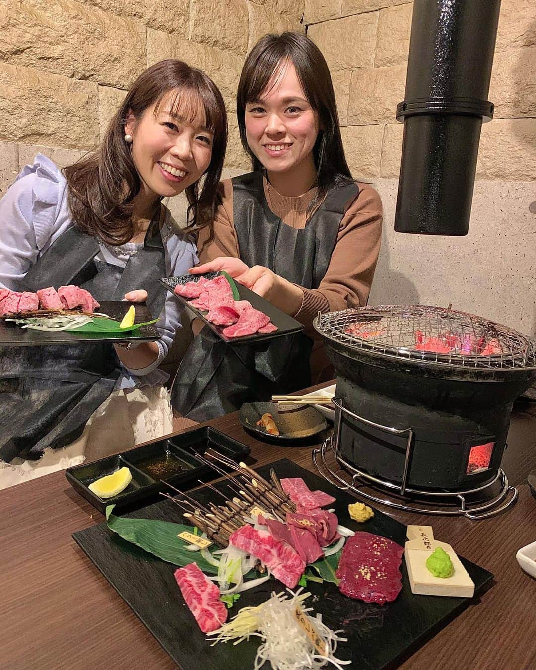 中橋舞さんのインスタグラム写真 - (中橋舞Instagram)「.﻿ #食べログ同盟﻿ さっこちゃんとお肉三昧🙌﻿ ﻿ ﻿ 食べログでチェックしていて﻿ どのメニューもおいしそう❤️って﻿ ワクワクしてた ﻿ ﻿ コースも良いって評判だけど🙆‍♀️﻿ 盛り合わせも多いから単品でオーダー✨﻿ ﻿ ✔️和牛黒タン厚切り ﻿ ✔️５種盛り合わせ ﻿ ✔️炙りレバー ﻿ ✔️ツラミ ﻿ ✔️牛刺し3種盛り﻿ ✔️秒ロース月見ダレ ﻿  感動が🥺﻿ 厚切りのタン🐮﻿ 厚い❤️厚い❤️美味い🤤﻿ ほっぺがおちた！﻿ ﻿ 焼くのも炭だし🙆‍♀️﻿ お肉もこだわったA5の和牛🐃﻿ お肉の旨味を堪能し過ぎた❤️﻿ また絶対来る！﻿ ﻿ ﻿ ※ちなみに店員さんが、﻿ とても感じの良い方で ﻿ すごく好感をもてる接客で﻿ 西の人間な私たちも大満足❤️の﻿ おもてなしでした！﻿ ﻿ #マイブーム ﻿ #食べログで食べ物記録を楽しむ﻿ #自己満グラム﻿ #今度はイルミネーションランだね﻿ ﻿ -------------------------------﻿ 🚃 #新宿﻿ 👟 徒歩5分﻿ (人が多いから大回りの方が早い)﻿ 🥢 #とらや﻿ 新宿区歌舞伎町1-22-3 ﻿ -------------------------------﻿ #焼肉 #新宿ディナー #お肉﻿ ﻿#ご褒美ご飯 #すぐご褒美女子は自分にあげがち @woomy.restaurant #新宿飲み #お肉大好き」11月18日 22時09分 - mai_nakahashi