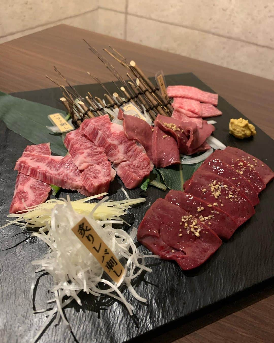 中橋舞さんのインスタグラム写真 - (中橋舞Instagram)「.﻿ #食べログ同盟﻿ さっこちゃんとお肉三昧🙌﻿ ﻿ ﻿ 食べログでチェックしていて﻿ どのメニューもおいしそう❤️って﻿ ワクワクしてた ﻿ ﻿ コースも良いって評判だけど🙆‍♀️﻿ 盛り合わせも多いから単品でオーダー✨﻿ ﻿ ✔️和牛黒タン厚切り ﻿ ✔️５種盛り合わせ ﻿ ✔️炙りレバー ﻿ ✔️ツラミ ﻿ ✔️牛刺し3種盛り﻿ ✔️秒ロース月見ダレ ﻿  感動が🥺﻿ 厚切りのタン🐮﻿ 厚い❤️厚い❤️美味い🤤﻿ ほっぺがおちた！﻿ ﻿ 焼くのも炭だし🙆‍♀️﻿ お肉もこだわったA5の和牛🐃﻿ お肉の旨味を堪能し過ぎた❤️﻿ また絶対来る！﻿ ﻿ ﻿ ※ちなみに店員さんが、﻿ とても感じの良い方で ﻿ すごく好感をもてる接客で﻿ 西の人間な私たちも大満足❤️の﻿ おもてなしでした！﻿ ﻿ #マイブーム ﻿ #食べログで食べ物記録を楽しむ﻿ #自己満グラム﻿ #今度はイルミネーションランだね﻿ ﻿ -------------------------------﻿ 🚃 #新宿﻿ 👟 徒歩5分﻿ (人が多いから大回りの方が早い)﻿ 🥢 #とらや﻿ 新宿区歌舞伎町1-22-3 ﻿ -------------------------------﻿ #焼肉 #新宿ディナー #お肉﻿ ﻿#ご褒美ご飯 #すぐご褒美女子は自分にあげがち @woomy.restaurant #新宿飲み #お肉大好き」11月18日 22時09分 - mai_nakahashi