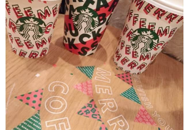 愛白もあさんのインスタグラム写真 - (愛白もあInstagram)「.﻿ MERRY COFFEE〜☆﻿ ﻿ ステキなコーヒーを〜☕️﻿ なんか、ステキです。﻿ ﻿ ﻿ ﻿ #merrycoffee  #starbuckscoffee  #チーズフォンデュ ﻿ #めっきり寒くなりましたね ﻿ #ゆいちゃんと #もえちゃんと」11月18日 22時30分 - aishiro_moa