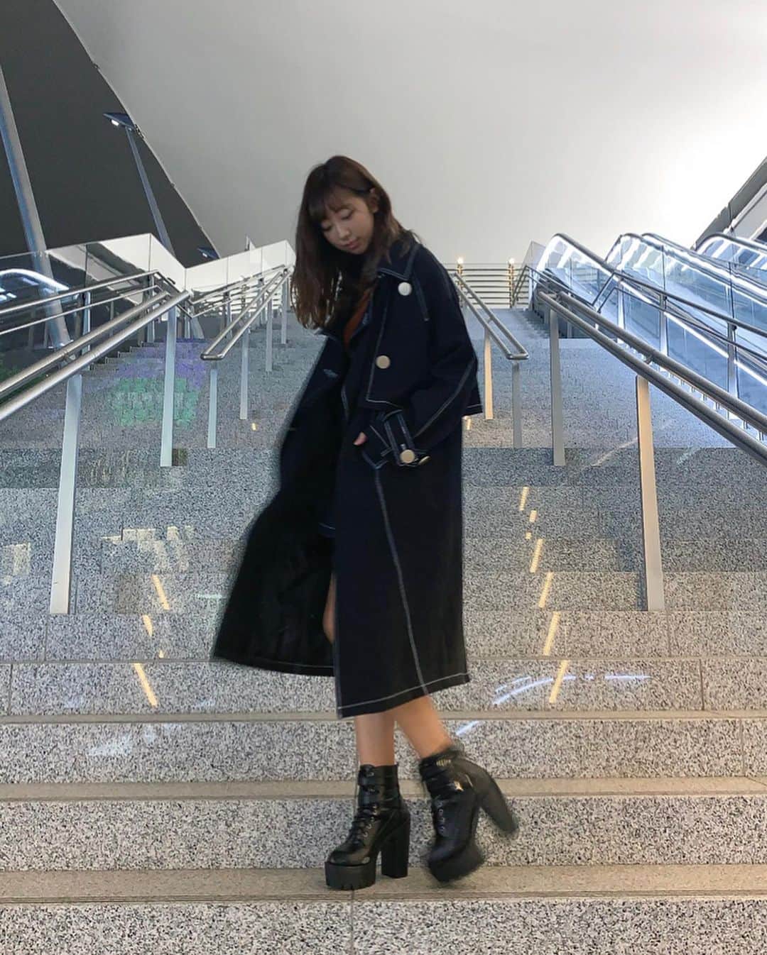 肥川彩愛さんのインスタグラム写真 - (肥川彩愛Instagram)「． ． ． この黒のトレンチも17kgの服💗 ． ． これ着てる時いつも友達に褒められる🥺✨ 黒のトレンチって珍しいし白のステッチが可愛い！！！ ． ． 中あんまし見えないかもやけど、、 ． ． コート🧥17kg トップス👚EMODA ボトムス👖who's who gallery ブーツ👢GALLERIE ． ． ですଘ(੭´ ꒫`)੭̸* ． ． ． #韓国 #韓国ファッション #オルチャン #ストリートコーデ #私服 #17kg #emoda #エモダ #whoswhogallery  #プチプラ #プチプラコーデ  #モデル #肥川彩愛」11月18日 22時23分 - ayame_1108