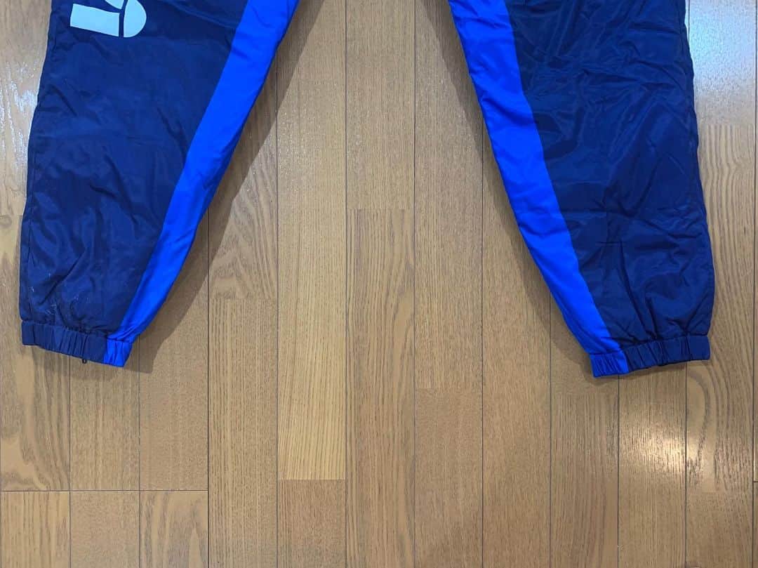 栗原祐太のインスタグラム：「《KYUSウィンドブレーカーのイメージ画像》 ※デザインは写真とは異なります。（デザイン画をご覧ください） 【限定受注生産受付開始！！　11月26日月曜日23:59まで】 撥水加工の生地(裏生地メッシュ付きの2枚もの)を採用してますので移動着や遠征着の着用にも最適で防寒・防風・防雨などの対策としてもご活用頂けます！！ パンツの形は膝下から少し細くなるテーパードで 裾の部分はゴムがはいり絞ってあります！！ ジャケットはzip パンツの下にも着脱しやすいようにzipが付いております！  上下セットアップの購入も 上だけ下だけも可能です！  セットアップ　17500 ジャージのみ　9000 パンツのみ　9000  http://kyus2015.theshop.jp  素　材:100%ポリエステル サイズ:110/120/130/140/150/160/S/M/L/O/XO/2XO/3XO ※発送までは約1ヶ月かかります。  よろしくお願い致します！」