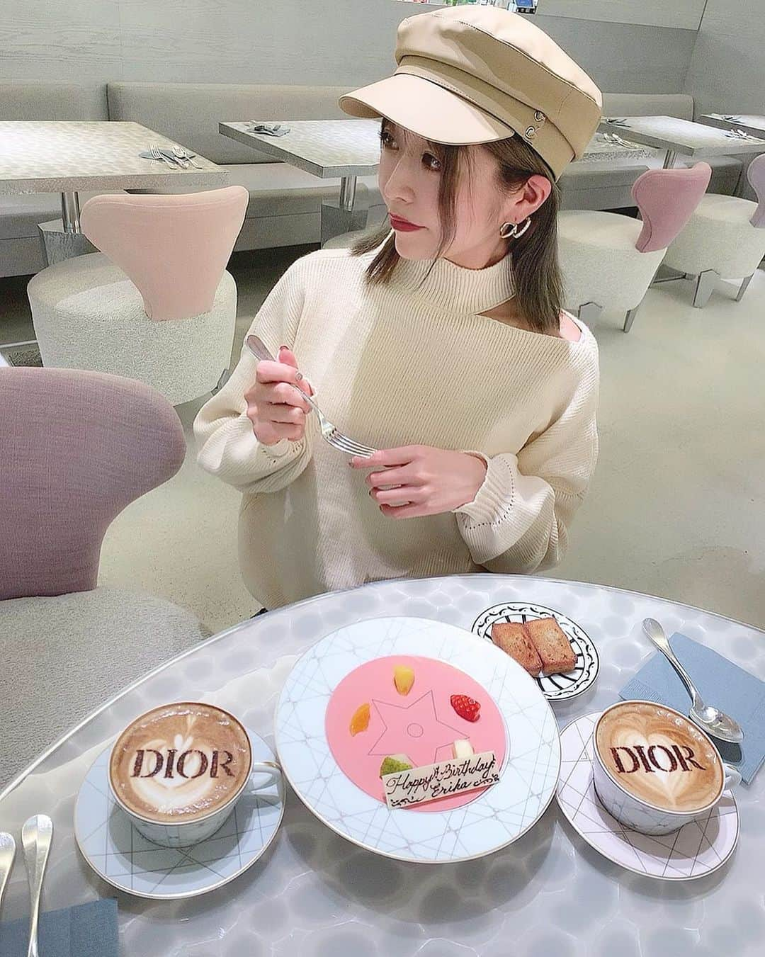 ひこ乃さんのインスタグラム写真 - (ひこ乃Instagram)「🍰⠀ ⠀ 銀座のDior cafeに久しぶりに行ったら ブランドロゴ入りの可愛いラテが 新しくメニューにあった🥰⠀ ⠀ #sbeautyclinic で顔のレーザー当てて来たから フェイスラインもいい感じだ❤︎⠀ ⠀ よくお肌なんでそんなきれいなの！と言ってもらえる んだけど、レーザートーニングすると お肌のキメがめっちゃ整っておすすめ！！🌟 美容大好きすぎる⌇ ⠀ #エスビューティークリニック#医療痩身#アンチエイジング#レーザートーニング#銀座カフェ#diorカフェ#diorcafe」11月18日 22時26分 - hikono0909