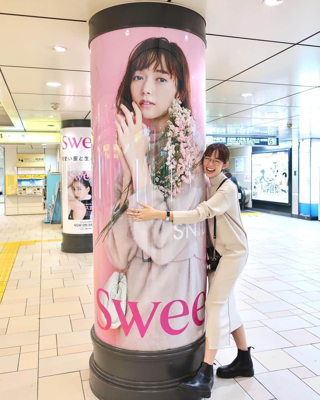 佐藤栞里さんのインスタグラム写真 - (佐藤栞里Instagram)「. ただいま表参道駅が、、 sweetでいっぱいです💕 おはるとおしりが待っています😳✨ 24日までの一週間だそうなので、 みなさま是非立ち寄ってみてください☺️ #おはるとおしり #他にもいっぱいあるよ #おはるさんポーズ #おはるさんのワンピの丈が短めで #どきどきしながら見てたな #可愛いな🥺」11月18日 22時29分 - satoshiori727