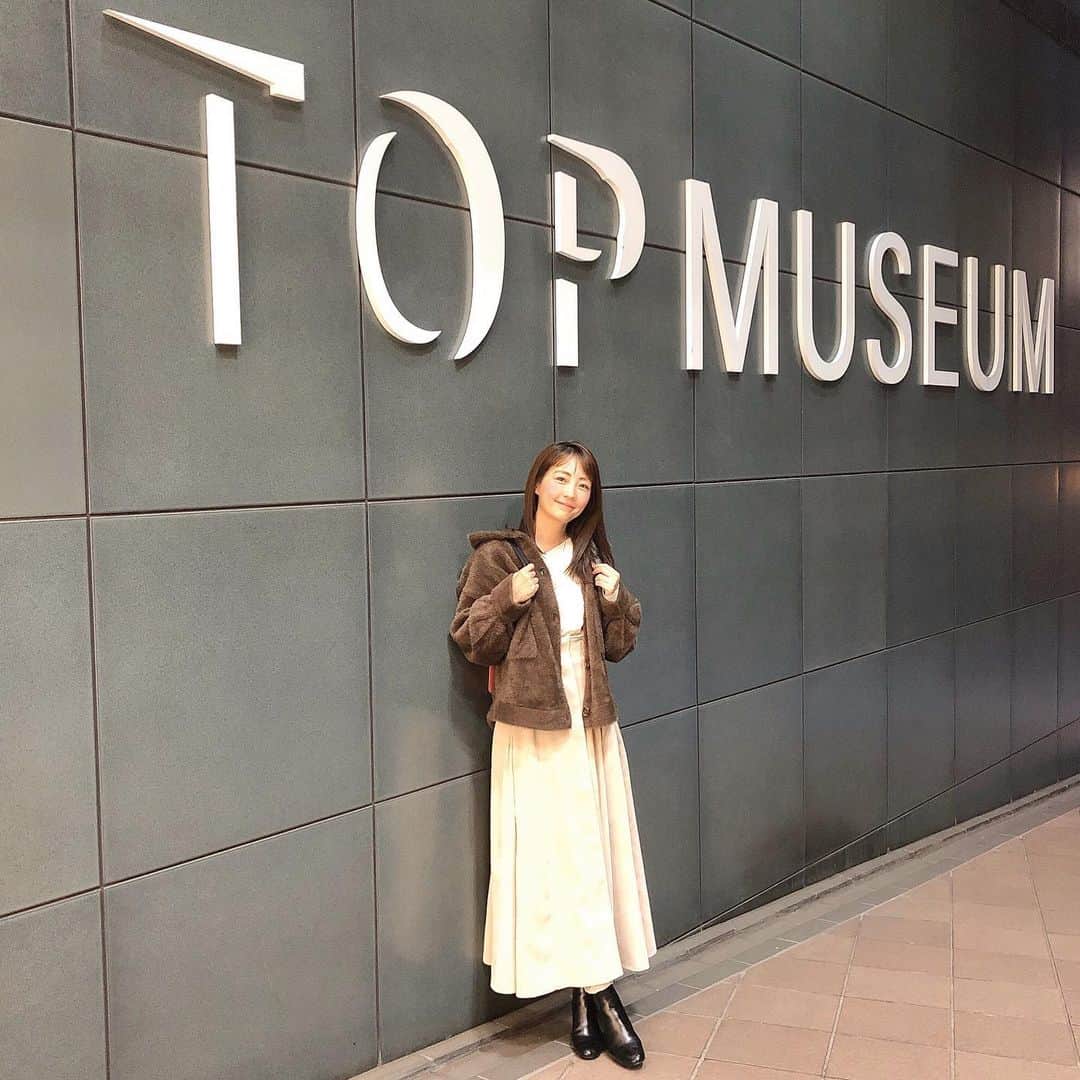 うえむらちかのインスタグラム：「先日、恵比寿ガーデンプレイス内にある﻿ ﻿ 📍東京都写真美術館 @topmuseum　﻿ ﻿ にカメラ女子のえりちゃんと行ってきました👭📸﻿ ﻿ この美術館に行くまでは﻿ 写真とは、被写体がどう表現するかで変わってくるものだと思っていたのですが﻿ 同じモチーフのものがあっても、撮影する側が感じる解釈ひとつで写真の表現って無限にあるものなんだと、写真が持つたくさんの可能性に気づかされました✨﻿ ﻿ ﻿ 🎞#東京都写真美術館 は﻿ 収蔵している写真の数はなんと3万5千点超❣️﻿ 3階、2階、地下1階に設置する約500㎡の3つの展示室で、年間を通じて様々な展覧会を開催されており 現在開催中の展覧会はこちら💁‍♀️﻿ ﻿ 2F #イメージの洞窟　意識の源を探る﻿ 期間:10月1日〜11月24日﻿ 洞窟をモチーフや暗喩にした写真や動画の作品から、イメージや認識の作られ方を再考しようとした展覧会﻿ ﻿ 3F #山沢栄子　私の現代﻿ 期間:11月12日〜1月26日﻿ 1930年代から半世紀以上にわたり女性写真家の草分けとして活躍された山本栄子さんの写真展﻿ ﻿ そのほかミュージアムショップや 図書館も併設されていたりと 展示を見終わった後には﻿ 1階にあるカフェで感想を言い合いながら お茶をしました☕️﻿ ﻿ あっという間に時間は過ぎて…﻿ すっかり暗くなった外へ出れば﻿ クリスマスのイルミネーションに包まれた #恵比寿ガーデンプレイス が姿を現します🎄﻿ ﻿ 美術館から一歩出れば﻿ 観る側から今度は撮影する側へ﻿ 私にはどんな表現ができるんだろうと﻿ シャッターを押す指に﻿ 少しだけワクワクする感情が込められました☺️﻿ ﻿ ﻿ 📸東京都写真美術館﻿ 開館時間：10：00～18：00﻿ (木・金は20：00まで)﻿ 休館日：月曜日﻿ 住所：〒153-0062 東京都目黒区三田1-13-3 恵比寿ガーデンプレイス内﻿ ﻿ #TOPMUSEUM #写真 #写真展 #photo #PR  #photospot #fromthecave #yebisugardenplace﻿ #カメラ女子 #camera #museum #美術館」