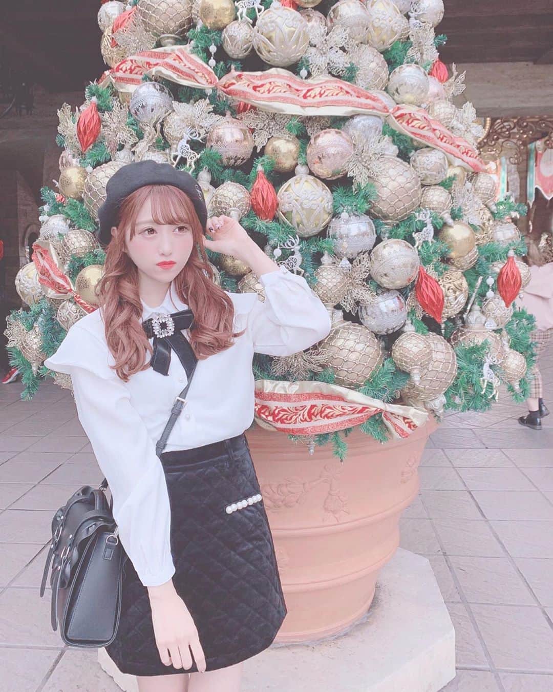 田口未彩のインスタグラム：「🎀 . . 今日のお洋服❤︎❤︎ . . トップス( @an_na_official_ ) スカート( @manontokyo ) ベレー帽( @honey_cinnamon_jp ) バッグ( @eatme_japan ) . . . #ディズニー #ディズニーランド #新作カチューシャ #tdl #tds #ディズニーシー  #ディズニーカチューシャ  #秋服 #秋コーデ #ピンクコーデ #秋カラー #秋メイク #エブリン #冬服 #クリスマスディズニー #ディズニークリスマス #ディズニー被り物 #ニットパーカー #量産型女子 #量産型 #量産型コーデ #冬メイク #ピンク加工」