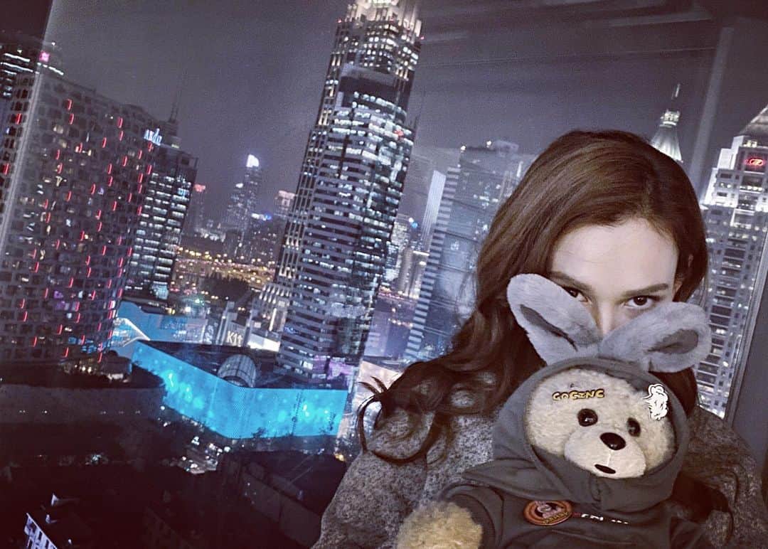 セリーナ・ジェイドのインスタグラム：「Another day shooting in Shanghai with Madbunny to keep me warm.」