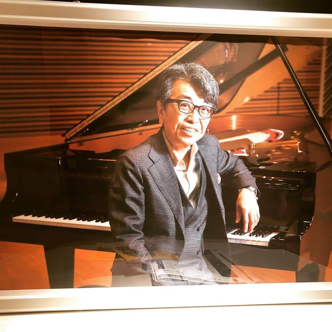 塩谷哲さんのインスタグラム写真 - (塩谷哲Instagram)「14日の前田憲男さんに続き、16日は佐山雅弘さんのメモリアルコンサートでした。 なんと、そのリハーサル後に、やはり「ジャズピアノ6連弾」の一員である国府弘子さんが急性心筋梗塞で倒れてそのまま緊急手術となり、一同蒼白に。しかし迅速な対応だったこともあり手術も大成功、本番前には「みんな、ごめーん」との動画まで届いて胸を撫で下ろし、本番は残った3人でなんとかやり遂げました。  以下は僕の推測。 14日のコンサートを天国から観ていた前田先生が寂しくなって国府姐さんを呼ぼうとしたら佐山さんが「まだ早いよ！」と追い返した…。なんてね。 （前田先生、犯人扱いしちゃってごめんなさい🙇‍♂️） でも、こんな冗談言えて良かったよう〜〜ホントにもう💦 #佐山雅弘　#前田憲男　#国府弘子　#佐藤允彦　#小原孝　#ミューザ川崎　#ジャズピアノ6連弾」11月18日 22時36分 - satoru_shionoya