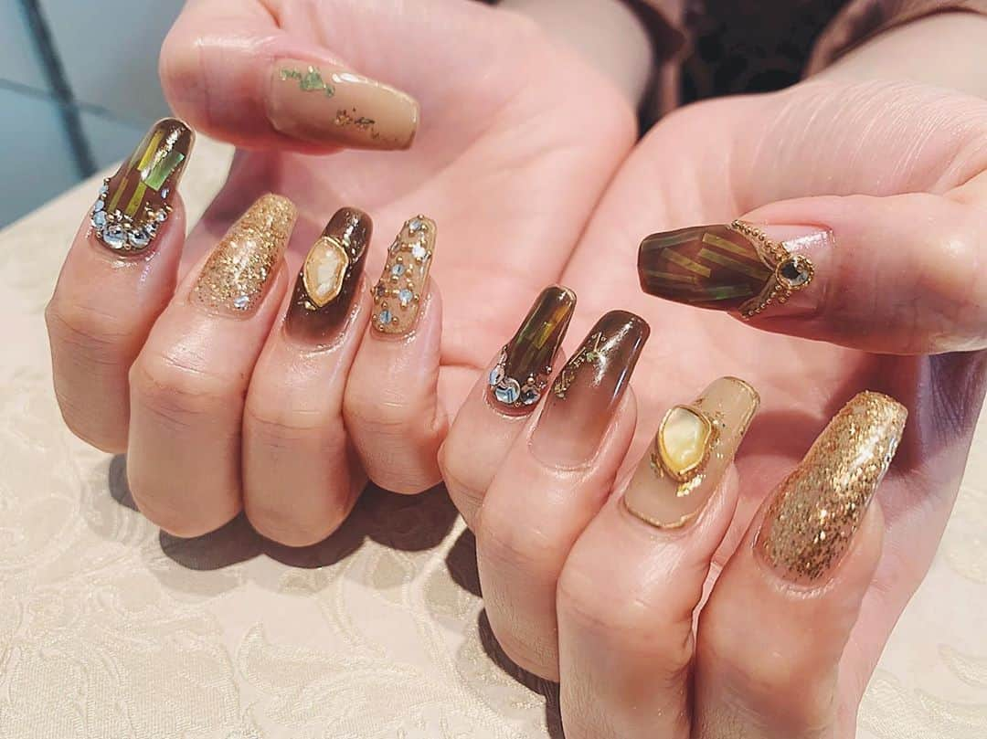 坂本礼美さんのインスタグラム写真 - (坂本礼美Instagram)「. . 🍁NEW NAIL🍁 . . ベージュ＋ブラウン＋キラキラゴールド👸🏼✨✨✨ . シンプルにしよーう！と思いながらサロン行くんだけど、結局毎回キラキラストーンとかプラスしちゃう💎✨ . この時期のどんな服にも合うから🙆🏼‍♀️💓 . . 前回のNAIL、お揃いにしてくれた方が何人かいて、嬉しかったぁ〜😚💕 . . . #newnail #nail #💅🏻」11月18日 22時41分 - remi_1103